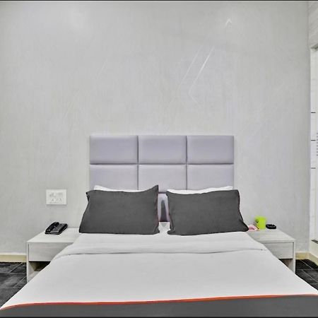 Hotel Unicorn, Surate Extérieur photo