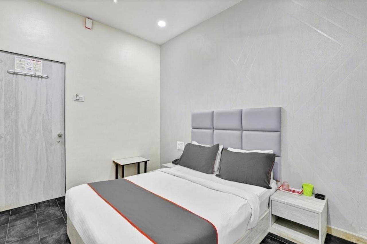 Hotel Unicorn, Surate Extérieur photo
