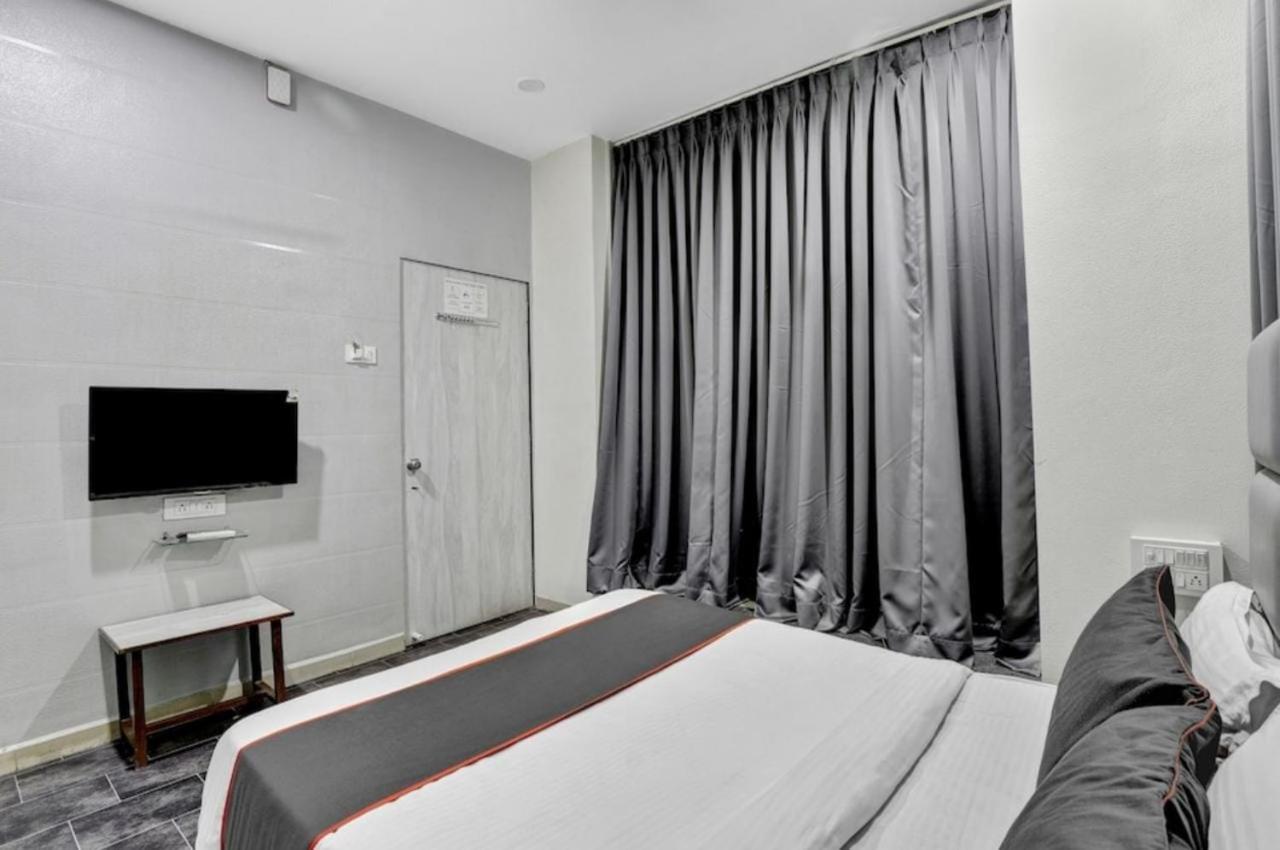 Hotel Unicorn, Surate Extérieur photo
