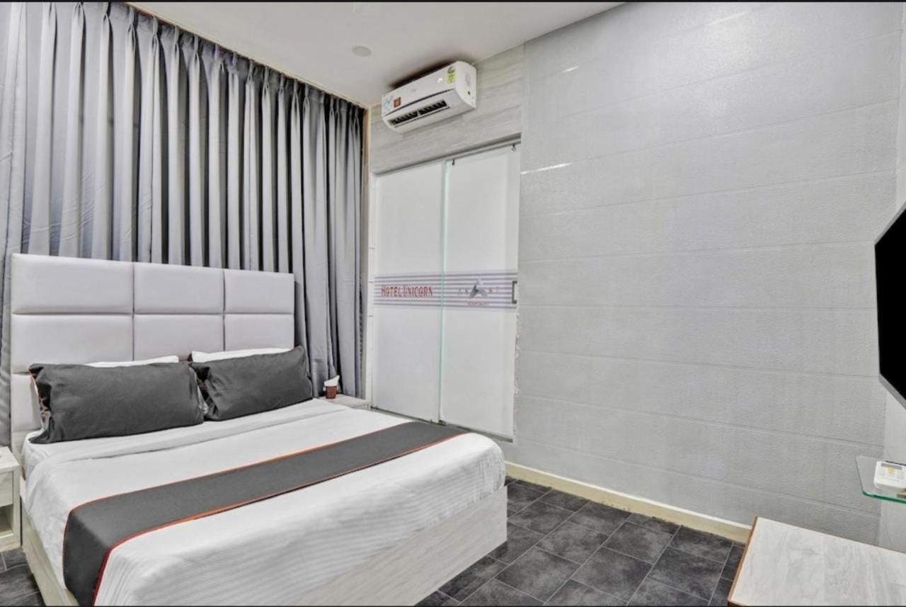 Hotel Unicorn, Surate Extérieur photo