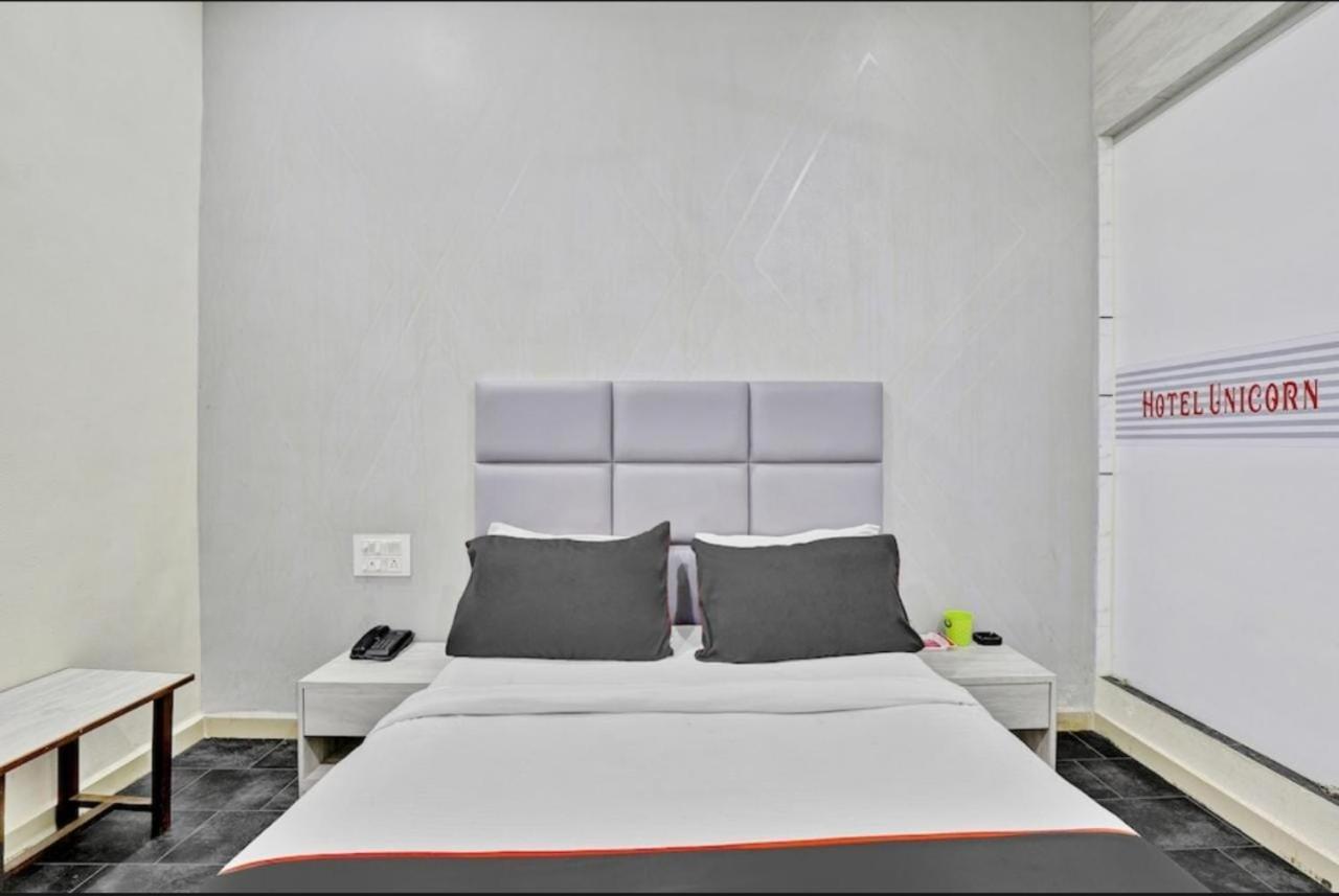 Hotel Unicorn, Surate Extérieur photo
